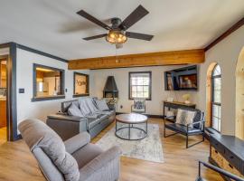 Private Boat Slip and Dock Lakefront Grove Retreat!，位于Grove的酒店