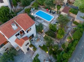 Family Villa Rošin with Garden&Pool，位于米欧纳的酒店