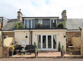Berwick Upon Tweed - Norham - 15 Minutes From Beach - Dog Friendly - 3 Bedrooms 2 Bathrooms Cottage - Large Balcony - Private Garden - Off Street Parking - Quiet Rural Location - Fast Wifi，位于特维德上游的贝里克的乡村别墅
