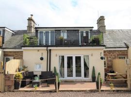 Berwick Upon Tweed - Norham - 15 Minutes From Beach - Dog Friendly - 3 Bedrooms 2 Bathrooms Cottage - Large Balcony - Private Garden - Off Street Parking - Quiet Rural Location - Fast Wifi，位于特维德上游的贝里克的酒店