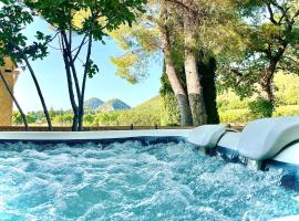 Entre vignes et horizon Appartement avec jacuzzi privatif et piscine commune chauffée，位于Sablet的酒店