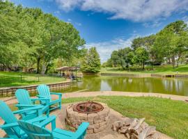 Deck, Grill and Fire Pit Waterfront Texas Retreat，位于Tool的酒店