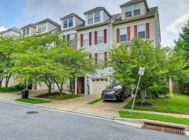 Owings Mills Townhouse 8 Mi to Liberty Reservoir!，位于奥因斯米尔斯的酒店