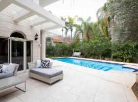 Luxurious & Exclusive Villa, 10 min from the beach，位于荷兹利亚的度假屋