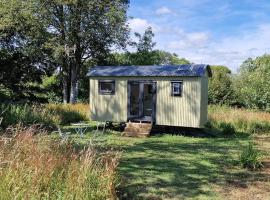 Apple Orchard Shepherd Huts，位于Staple Cross的露营地