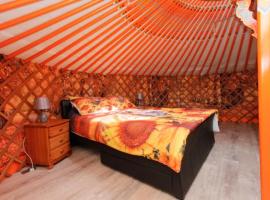 Orange Yurt with Hot Tub- Sleeps 3 Parking & WiFi，位于Turriff的酒店