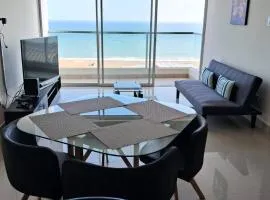 apartamento de estreno con balcón frente al mar.