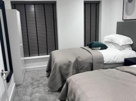 4-Level Luxury 2 Bedroom House Sleeps 6, Rooftop, Harry P & Free Parking，位于沃特福德的酒店