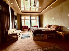 Orgventure Resorts Skardu，位于锡卡都的带停车场的酒店