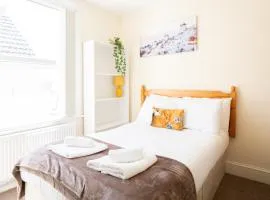 4 bed rooms 5 double beds holidays house near train station
