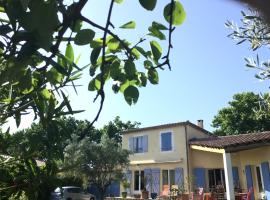 Belle villa avec une piscine，位于Clarensac的酒店