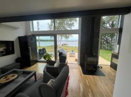 Attefallshus på hornsudde，位于韦斯特维克的酒店