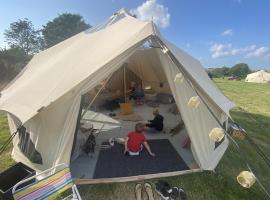 Bell Tents at Llanfair Hall，位于兰韦尔普尔古因吉尔的豪华帐篷营地