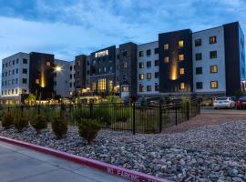 Staybridge Suites - Colorado Springs NE Powers by IHG，位于科罗拉多斯普林斯的带泳池的酒店