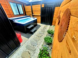 Hawea Heaven: Superking beds + Hot Tub + Mountain，位于瓦纳卡的度假屋