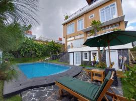 Villa puncak Bogor ala Bali，位于Campaka的酒店
