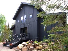 NEW Rustic Modern Cabin at Lutsen Mountains，位于卢森的酒店