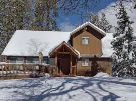 Sequoia Retreat- Spacious Cabin, Hot tub, & Sundeck