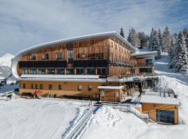 Hotel Rifugio Solander，位于科姆梅扎杜拉的酒店