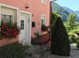 Apartma Kresnička，位于科巴里德的带按摩浴缸的酒店