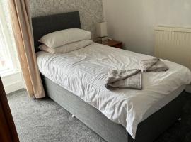 Holland Arms Hotel，位于Llangristiolus的酒店