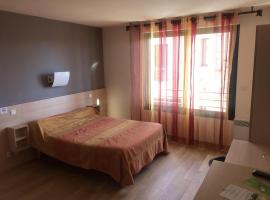 Aux berges de Pareloup，位于Salles-Curan的酒店