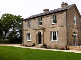 The Old Farmhouse at Roughs Farm Retreats，位于亨廷登的酒店