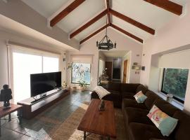 Casa Pingueral 10 p a dos cuadras de la Playa，位于托梅的酒店