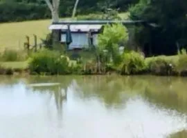 Peaceful ensuite lakeside cabin 'Tench'