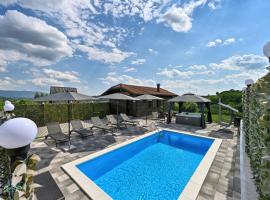 Holiday House Dora - Nice home with nice forest view and Outdoor swimming pool, Whirlpool-Jacuzzi, Sauna, 2 bedrooms and WiFi，位于Veliko Trgovišće的酒店