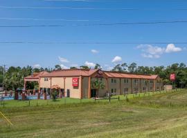 Econo Lodge Inn & Suites Diamondhead，位于迪亚蒙德黑德的酒店