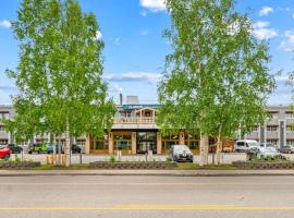 Clarion Hotel & Suites Fairbanks near Ft Wainwright，位于费尔班克斯的酒店