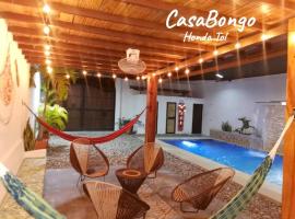 CasaBongo, alojamiento vacacional con piscina，位于亨达的乡村别墅