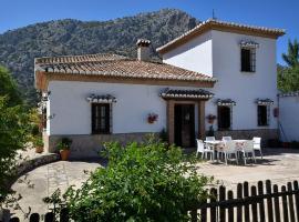 Villa in Andalusia with Pool and Mountain Views，位于Alfarnatejo的酒店
