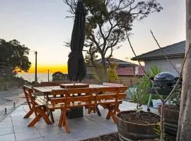 Ocean Views Apartment 2 min walk to train & ocean