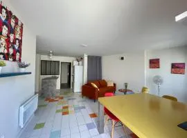 Appart Pop-Art proche autoroute, plages et attractions, Wifi - TV, déco stylée, calme