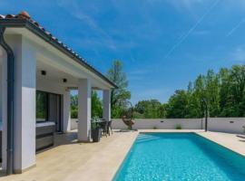 Villa VINE - new luxury holiday house in a green oasis，位于Manjadvorci的别墅