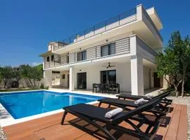 Family House "Villa Gyra" with Private Swimming Pool, Indoor BBQ, Gym and Gaming room!