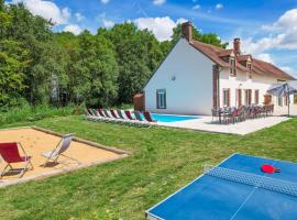 So Villa Les Houx 45 - Heated pool - Soccer - 2h from Paris - 30 beds，位于Triguères的酒店