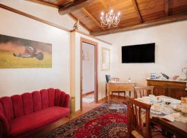 Lago del Turano - Guest House il Nido dell'Aquila，位于Ascrea的带停车场的酒店