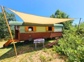 La Roulotte du Coustal, Cajarc, Lot，位于卡雅克的酒店