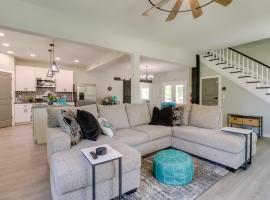 Spacious Yard, Games and Fire Pit Grove Home Rental，位于Grove的酒店
