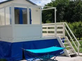 Voormalig strandhuisje in boomgaard in Hengstdijk