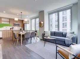 Stylish Condo at Clarendon with Rooftop Views