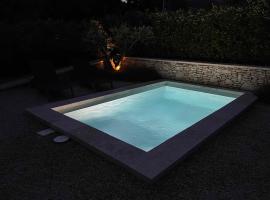 Le Cabanon de Livia avec piscine privée，位于屈屈龙的度假屋
