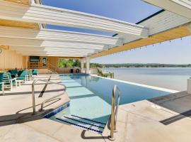 Gorgeous Onekama Condo with Pool and Lake Access!，位于Onekama的酒店