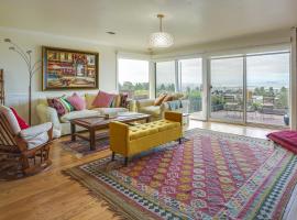 Stunning Bay-View Home in Kensington!，位于Kensington的酒店