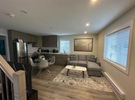 Bright and cozy modern home in Vancouver - central to YVR-Downtown - Free Private Parking，位于温哥华的度假屋