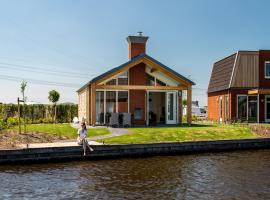 Disabled house on the water, on a holiday park in Friesland，位于阿克伦的度假屋