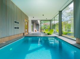 Modern villa with indoor swimming pool, in the middle of the Noiseaux nature，位于Noiseux的酒店